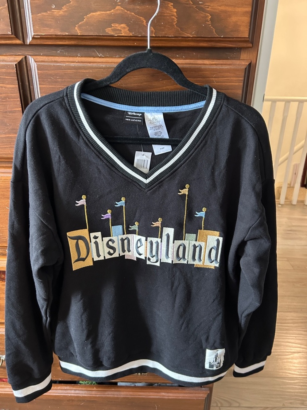 Disney, her universe Disneyland marquise sign V-neck pullover M NWT
